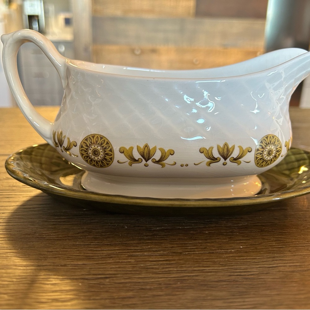 Gold Medallion Enoch Wedgwood Classic Gravy Boat & Saucer